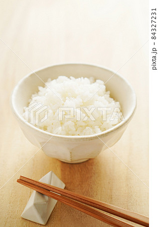 茶碗に盛られたご飯 茶碗に盛られたご飯 84327231