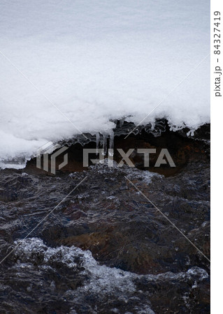雪解けの川とツララ 雪解けの川とツララ 84327419