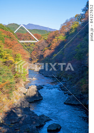 高津戸峡　高津戸渓谷　高津戸橋からの眺め　紅葉はじめ　秋の風景 84327652