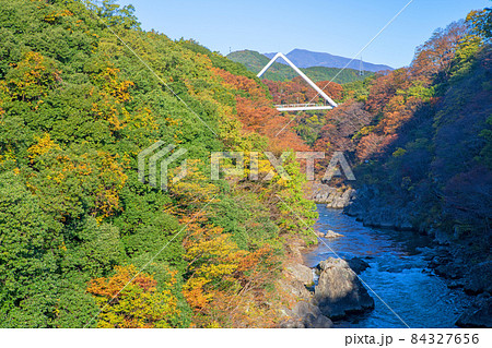 高津戸峡　高津戸渓谷　高津戸橋からの眺め　紅葉はじめ　秋の風景 84327656