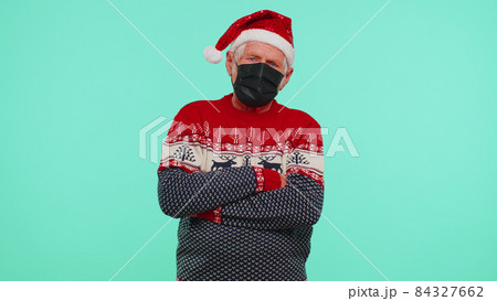 Senior Christmas grandfather wearing face mask ppe to safe from coronavirus on lockdown quarantine Senior Christmas grandfather wearing face mask ppe to safe from coronavirus on lockdown quarantine 84327662