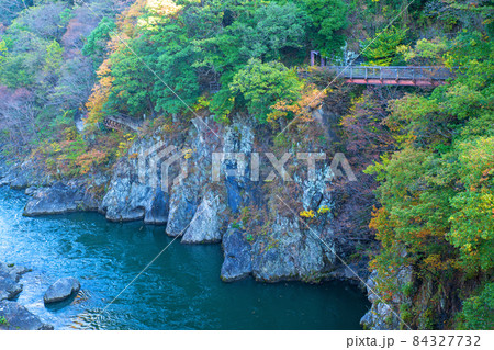 高津戸峡　高津戸渓谷　高津戸橋からの眺め　紅葉はじめ　秋の風景 84327732