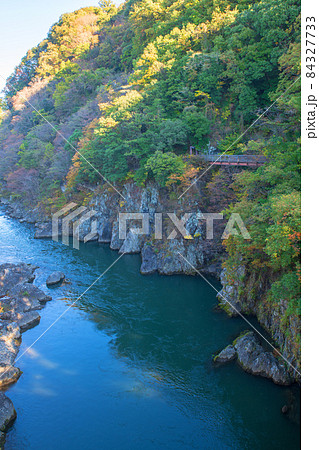 高津戸峡　高津戸渓谷　高津戸橋からの眺め　紅葉はじめ　秋の風景 84327733