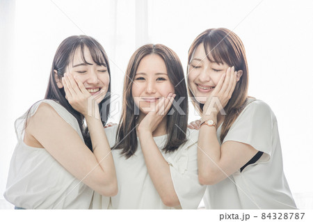 3人の女性（美容のイメージ） 84328787