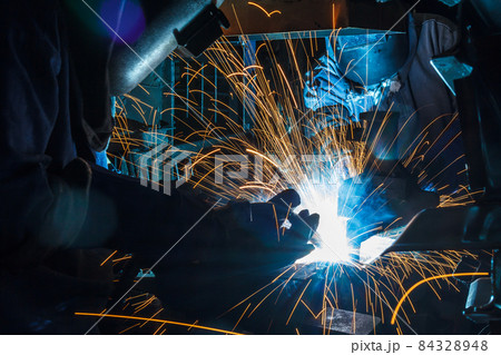 worker with protective mask welding metal 84328948