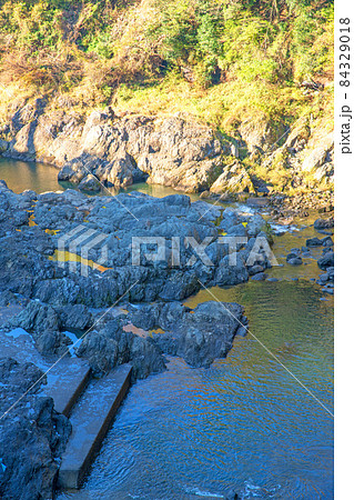 高津戸ダム　天端からダム下の眺め　大間々　秋の風景 84329018