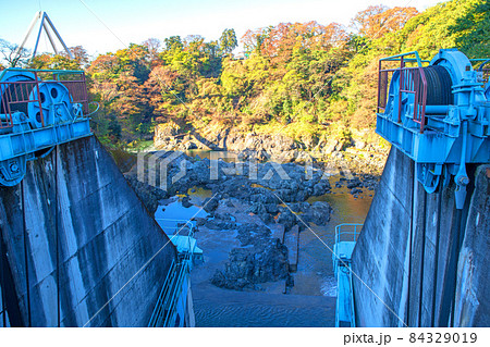 高津戸ダム　天端からダム下の眺め　大間々　秋の風景 84329019