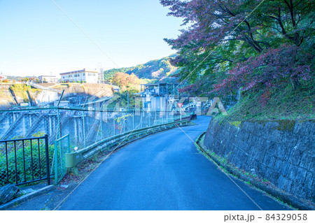 高津戸ダム付近の風景　大間々　秋の風景 84329058