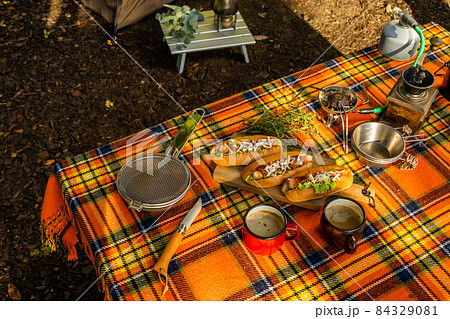 キャンプでアウトドア料理　Outdoor cooking at the campsite  84329081