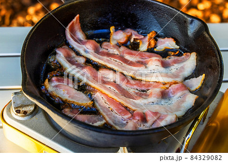 キャンプでアウトドア料理 Outdoor cooking at the campsite キャンプでアウトドア料理 Outdoor cooking at the campsite 84329082