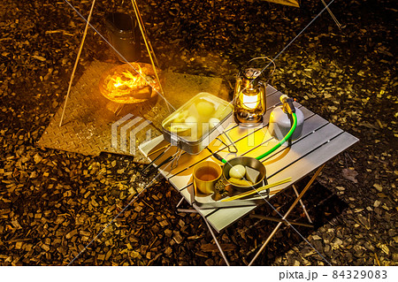 キャンプでアウトドア料理　Outdoor cooking at the campsite  84329083