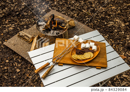 キャンプでアウトドア料理　Outdoor cooking at the campsite  84329084