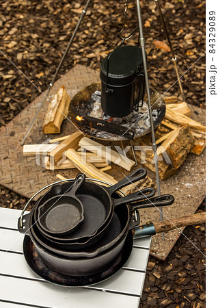 キャンプでアウトドア料理　Outdoor cooking at the campsite  84329089