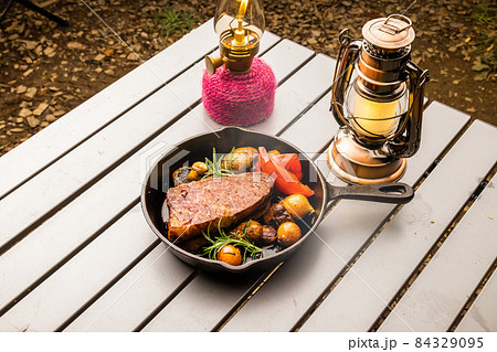 キャンプでアウトドア料理 Outdoor cooking at the campsite キャンプでアウトドア料理 Outdoor cooking at the campsite 84329095