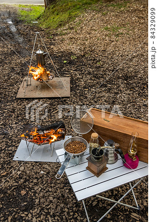 キャンプでアウトドア料理 Outdoor cooking at the campsite キャンプでアウトドア料理 Outdoor cooking at the campsite 84329099