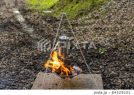 キャンプでアウトドア料理　Outdoor cooking at the campsite  84329101