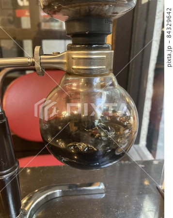 昔ながらの喫茶店で飲むサイフォンコーヒー 84329642