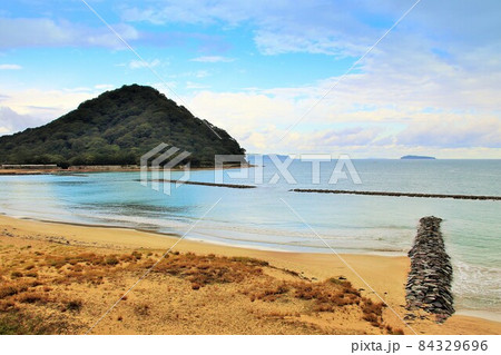萩市の指月山と菊が浜海水浴場 萩市の指月山と菊が浜海水浴場 84329696