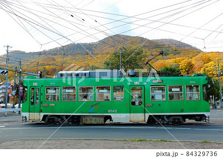 札幌、紅葉の藻岩山と路面電車 札幌、紅葉の藻岩山と路面電車 84329736