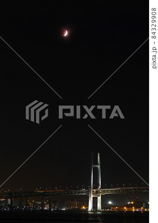 横浜/ 2021年11月 部分月食（ほぼ皆既月食）と横浜ベイブリッジ 84329908