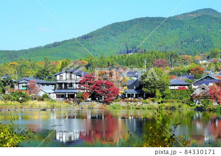 秋の由布院・金鱗湖(大分県) 秋の由布院・金鱗湖(大分県) 84330171