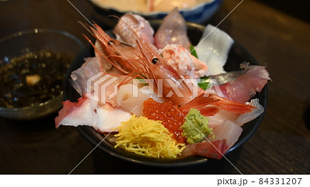 海鮮丼（海の幸のイメージ）［高画質］ 84331207