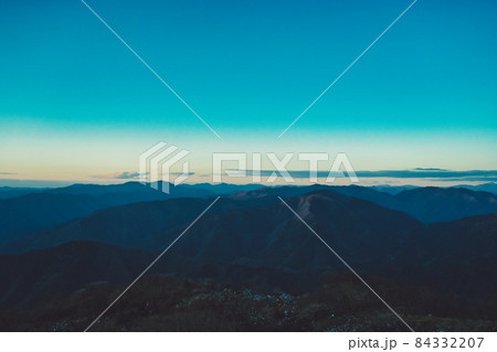 伊吹山山頂から望むスーパーブルーな空 伊吹山山頂から望むスーパーブルーな空 84332207