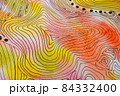 水彩絵具でつけた淡い色と線をつかった細かい模様のテクスチャー 84332400