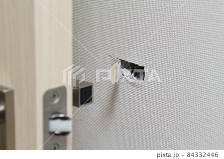 ドアノブが壁にぶつかり穴が開いた③ 84332446