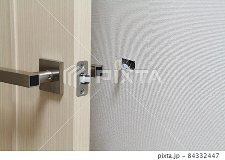 ドアノブが壁にぶつかり穴が開いた④ ドアノブが壁にぶつかり穴が開いた④ 84332447