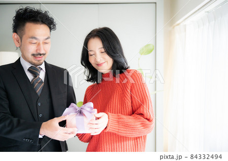 プレゼントを贈る日本人夫婦のポートレート コピースペースあり プレゼントを贈る日本人夫婦のポートレート コピースペースあり 84332494