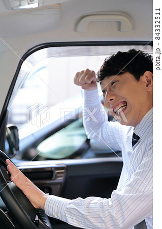 危険運転をするビジネスマンのイメージ 危険運転をするビジネスマンのイメージ 84332511