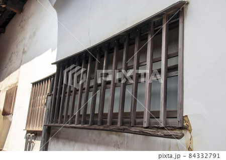 日本の古い建物の木製の面格子 日本の古い建物の木製の面格子 84332791