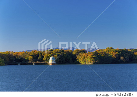 紅葉の多摩湖堤体上から見る湖面と第二取水塔と遠景の丹沢山系 84332887