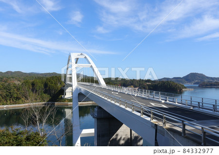 気仙沼大島側から撮影した「気仙沼大島大橋」と唐桑半島「早馬山」　　宮城県気仙沼市 84332977