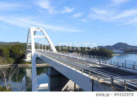 気仙沼大島側から撮影した「気仙沼大島大橋」と唐桑半島「早馬山」　　宮城県気仙沼市 84332978