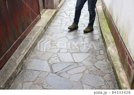 石畳の細い通路を歩く人 石畳の細い通路を歩く人 84333426