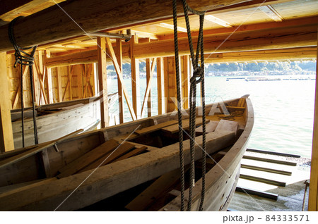 舟屋の中から眺める伊奈湾 84333571