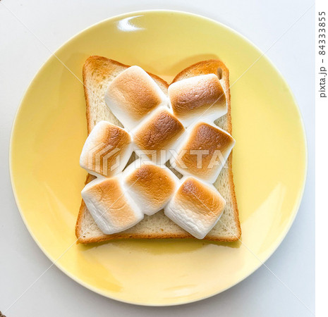 黄色いお皿に乗った焼きマシュマロパン 黄色いお皿に乗った焼きマシュマロパン 84333855