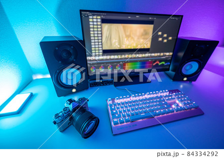 動画クリエイターのデスク 84334292