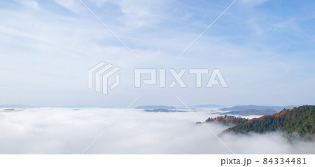 雲海と紅葉が美しい天空の城 備中松山城 雲海と紅葉が美しい天空の城 備中松山城 84334481