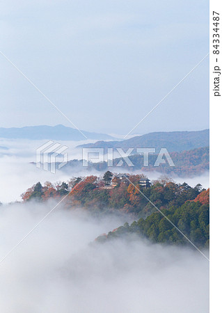 雲海と紅葉が美しい天空の城　備中松山城 84334487