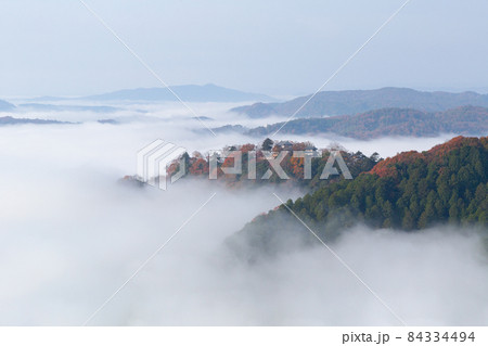 雲海と紅葉が美しい天空の城 備中松山城 雲海と紅葉が美しい天空の城 備中松山城 84334494