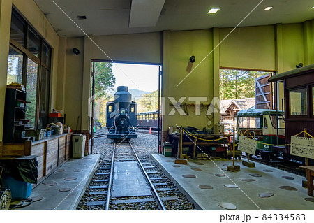 長野県上松町　森林鉄道記念館の中から見るボールドウィン蒸気機関車 84334583