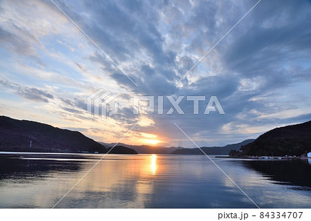 奄美大島　宇検村　沈みゆく夕日に映える焼内湾 84334707