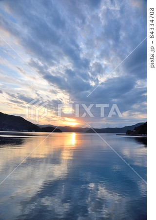 奄美大島　宇検村　沈みゆく夕日に映える焼内湾 84334708