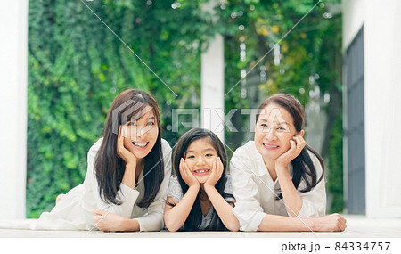 頬杖をつく爽やかな三世代の女性　ファミリーイメージ 84334757