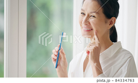 歯ブラシを持つシニア女性　デンタルケア　オーラルケア 84334763