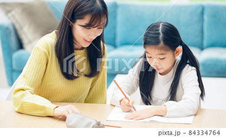 勉強する女の子　家庭教師　個別指導 84334764