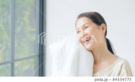 タオルを顔に当てるシニア女性 洗顔 柔軟剤 タオルを顔に当てるシニア女性 洗顔 柔軟剤 84334775